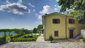 Exterior - Villa in Lupoglav with Pool near the Sea (DOLENJA VAS (LUPOGLAV))