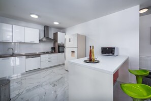 Refrigerador, horno, parrilla de estufa y lavavajillas 