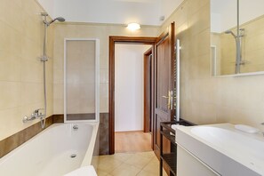 Combined shower/tub