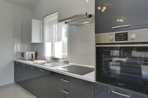 Kühlschrank, Mikrowelle, Ofen, Herdplatte