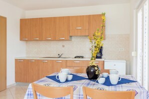Frigorífico, placa de cocina y cafetera o tetera