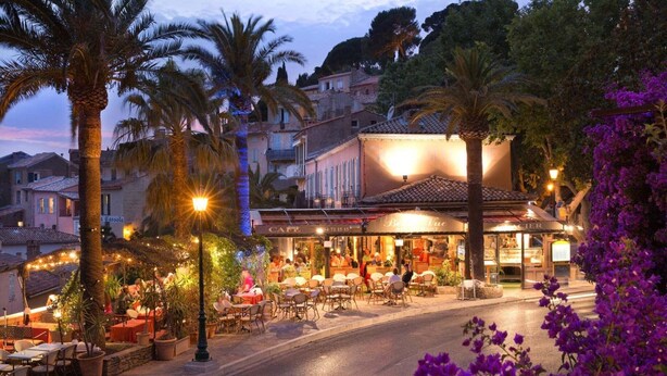 Outdoor dining - Apartment in Premantura with Seaview Balcony (Premantura)