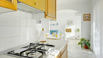 Coffee/tea maker, fridge, oven, stovetop