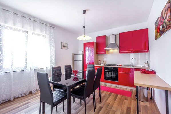 Fridge, oven, stovetop, coffee/tea maker