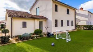 Exterior - Holiday Home in Pula near Beach & Pool (Pula)