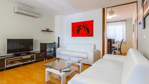 Living area - Holiday Home in Pula near Beach & Pool (Pula)