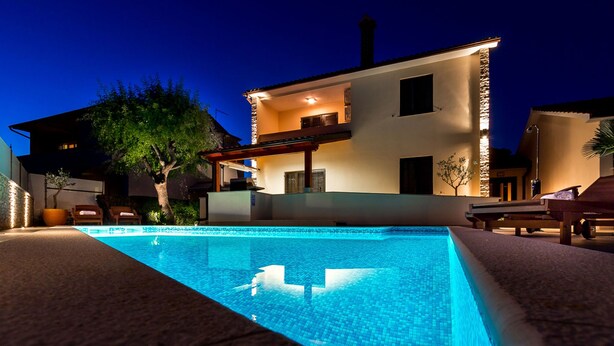 Pool - Holiday Home in Pula near Beach & Pool (Pula)