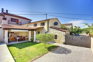 Exterior - Villa in Pula with Private Pool (Valtura)