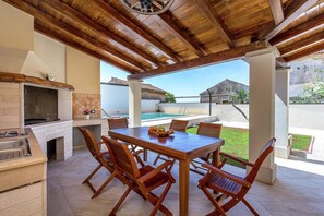 Outdoor dining - Villa in Pula with Private Pool (Valtura)