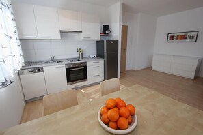 Kühlschrank, Herdplatte, Geschirrspüler