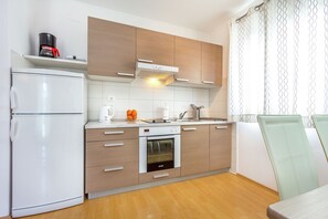 Kylskåp, ugn, spishäll och diskmaskin