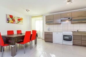 Fridge, oven, stovetop, dishwasher - Apartment in Pomer near the Beach (Pomer)