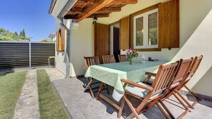 Outdoor dining - Holiday Home in Banjole near the Sea (Banjole)