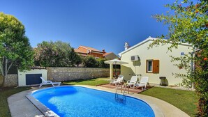 Pool - Holiday Home in Banjole near the Sea (Banjole)