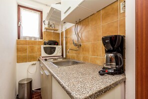Refrigerador, microondas, cafetera y tetera y comedor 