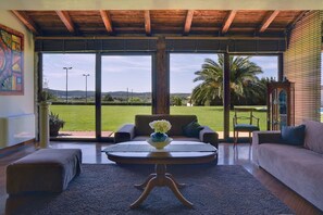 Smart TV, chimenea, reproductor de DVD, mesa de ping pong