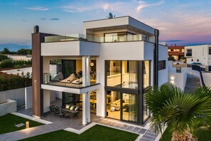 Exterior - Villa in Pula with Pool near Roman Ruins (PULA)