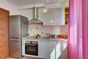 Refrigerador, horno, placa de cocina, lavavajillas