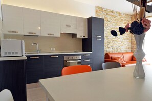Réfrigérateur, four à micro-ondes, un four, surface de cuisson
