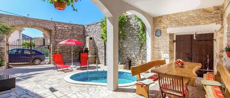 تناول الطعام بالخارج