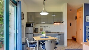 Kaffe- och tebryggare, kylskåp och spishäll