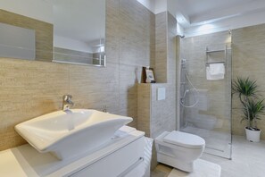 Combined shower/bathtub