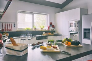 Kühlschrank, Mikrowelle, Herdplatte, Geschirrspüler