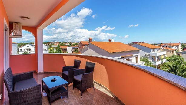 Property grounds - Apartment in Medulin with Balconies (Medulin)