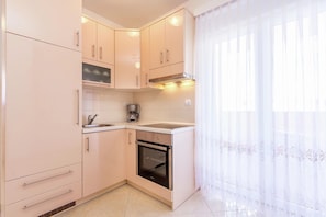 Fridge, oven - Apartment in Medulin with Balconies (Medulin)