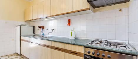 Fridge, oven, coffee/tea maker