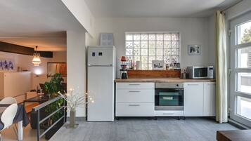 Kühlschrank, Mikrowelle, Ofen, Herdplatte
