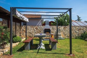 Outdoor dining - Holiday Home in Medulin near Beach (Medulin)