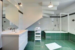 Combined shower/tub