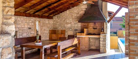 تناول الطعام بالخارج