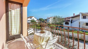 Outdoor dining - Apartment in Ližnjan with Pool and Terrace (Ližnjan)