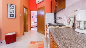 Coffee/tea maker, fridge, oven - Apartment in Ližnjan with Pool and Terrace (Ližnjan)