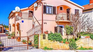 Unclassified image, 5 of 30, button - Apartment in Ližnjan with Pool Terrace (Ližnjan)