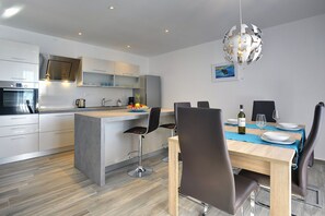 Fridge, microwave, oven, stovetop - Holiday Home in Ližnjan near the Beach (Ližnjan)