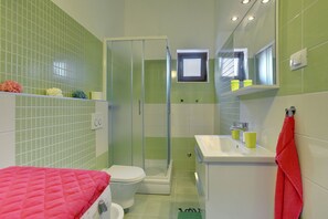 Shower, bidet - Holiday Home in Ližnjan near Beach & Pool (Liznjan)