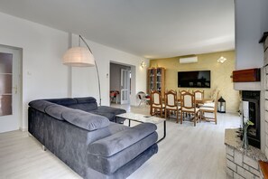 Smart TV - Holiday Home in Ližnjan with Pool near Beach (LIŽNJAN)