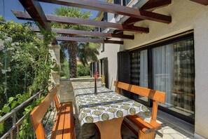 Outdoor dining - Holiday Home in Ližnjan with Pool near Beach (LIŽNJAN)