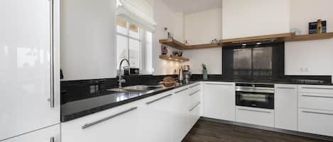 Kjøleskap, mikrobølgeovn, ovn og kokeplater