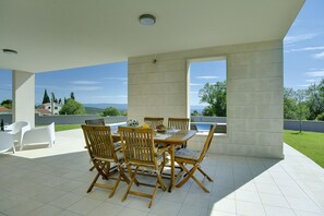 Outdoor dining - Holiday Home in Kavran near the Sea (Kavran)