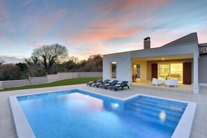 Pool - Holiday Home in Kavran near the Sea (Kavran)