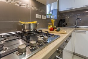 Kylskåp, mikrovågsugn, ugn och spishäll