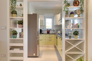 Kühlschrank, Mikrowelle, Ofen, Herdplatte