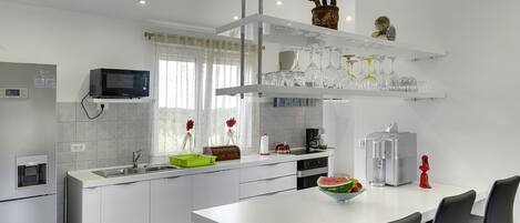 Fridge, oven, stovetop, dishwasher