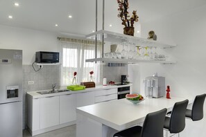 Refrigerador, horno, placa de cocina, lavavajillas