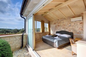 4 bedrooms, free WiFi - Villa near Rovinj with Pool and Sea Views (Rovinjsko Selo)