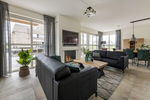 Smart TV, fireplace